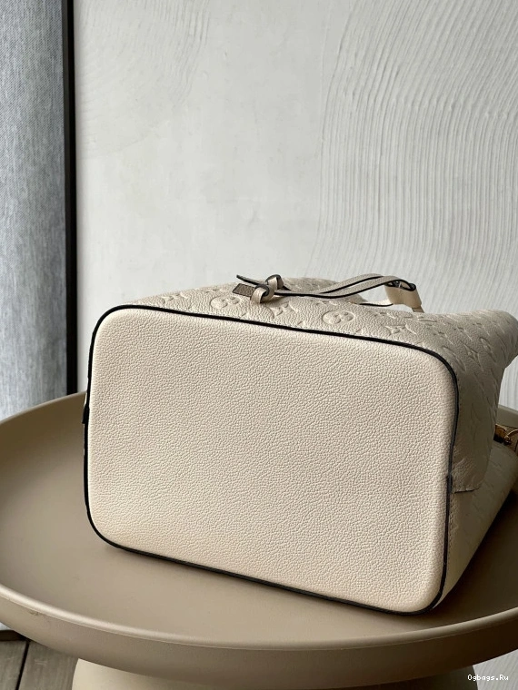 VUITTON NÉONOÉ LOUIS MM 0107